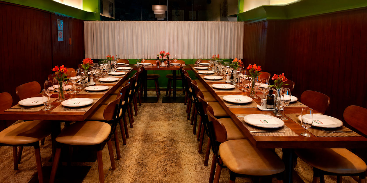Mesa posta para eventos no Restaurante e Pizzaria A Esperança, em ambiente aconchegante para aniversários, confraternizações, casamentos e outros tipos de eventos.
